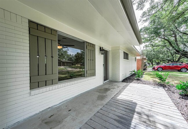 Building Photo - 206 Crestview Dr