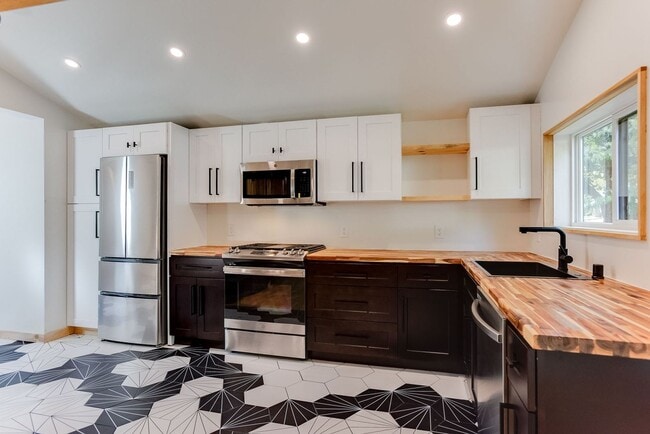Foto del edificio - Amazing 2 bedroom, 2 bathroom 1,330 sf hom...