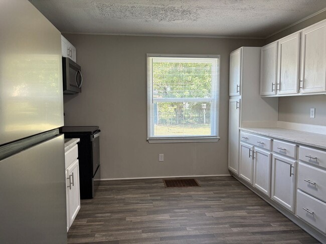 Building Photo - 3 Bedroom, 1.5 Bathroom in Mayodan!