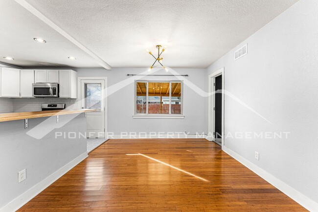 Building Photo - Modern Home with Washer/Dryer and Fenced Yard