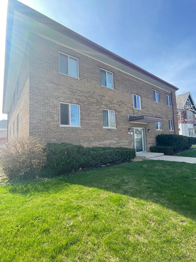 Primary Photo - 2075 S 77th St