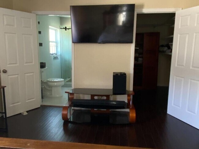 Foto del edificio - Fully furnished 3 Bedroom 3 bathroom Singl...