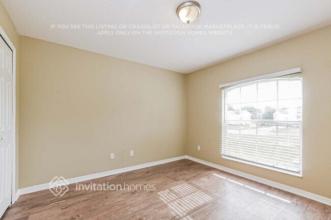 Foto del edificio - 70 Crystal Dr