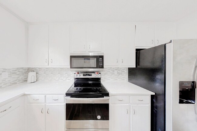 Building Photo - 2371 Rockdale Dr