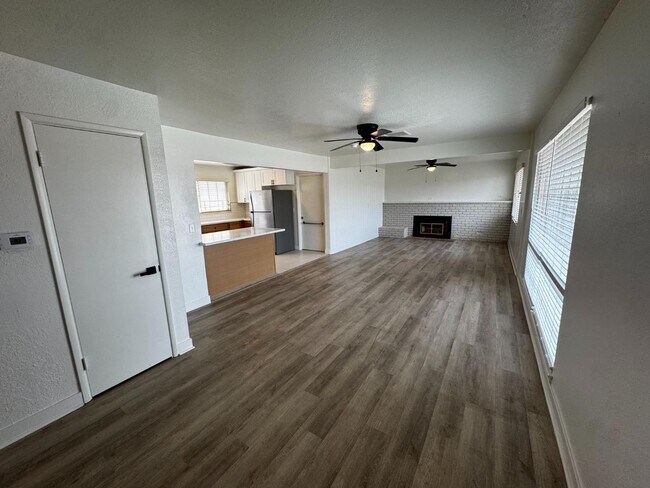 Foto del edificio - 245 E Herndon Ave