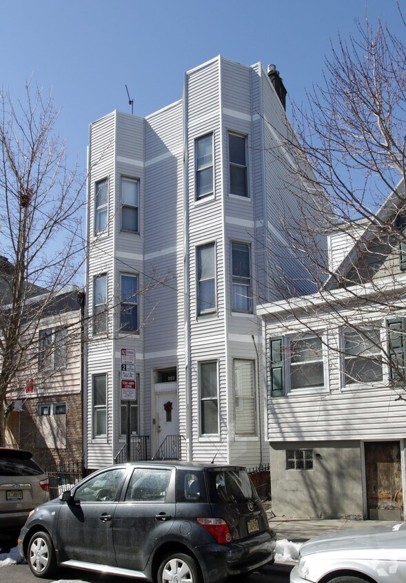 Foto principal - 203 New York Ave