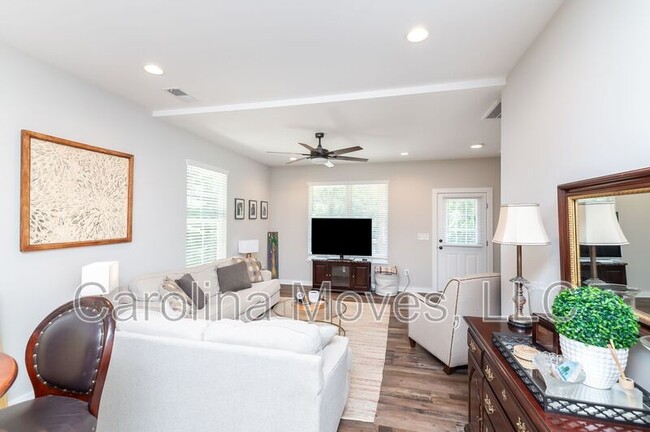 Foto del edificio - 106 Crosby Cir