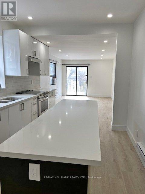 Photo du bâtiment - 285 Bain Ave