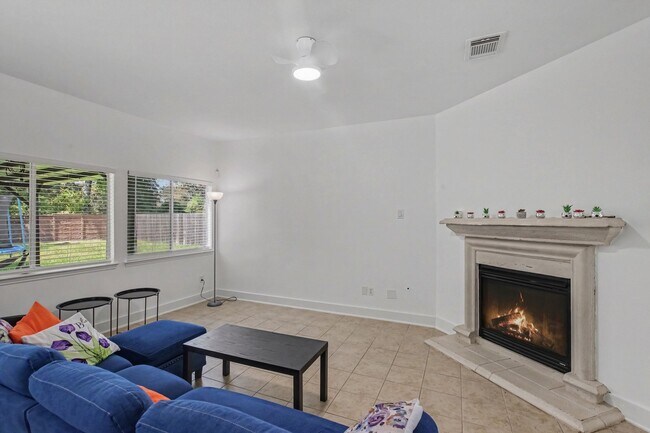 Building Photo - 800 Lightningbug Ln