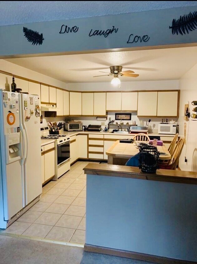 Primary Photo - 3289 Acushnet Ave