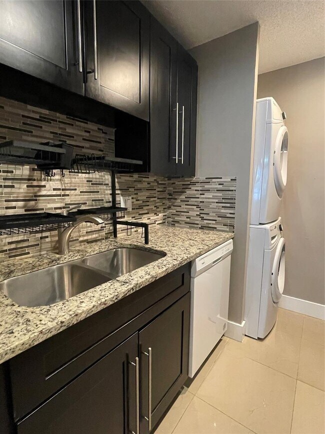 Building Photo - 10092 Twin Lakes Dr