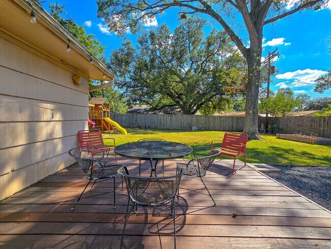 Foto del edificio - 9507 Meadowbriar Ln