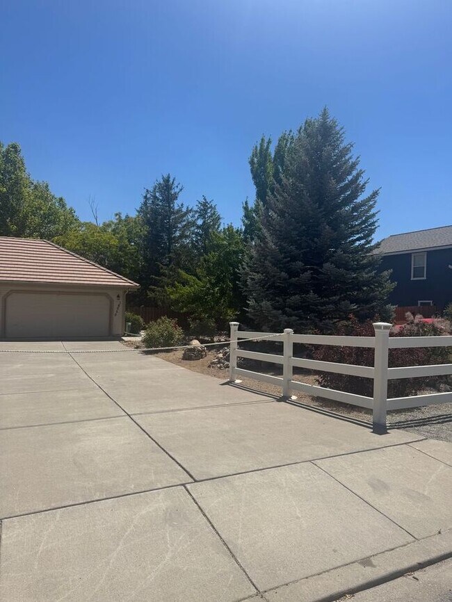 Building Photo - Spacious 3 Bed + Office | 3 Bath | 3-Car G...