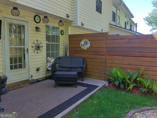 Foto del edificio - 4327 Village Square Ln