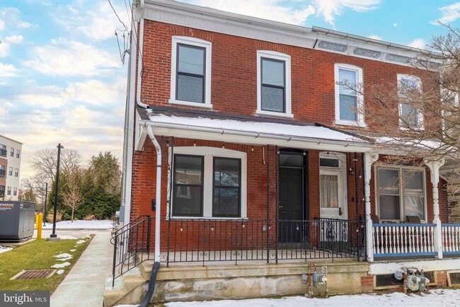 Building Photo - 606 Summit Ave