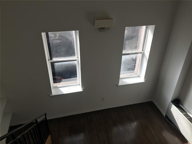 Building Photo - 205 E 16th St