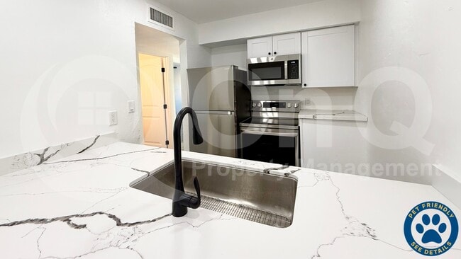 Building Photo - 2739 E Tamarisk Ave