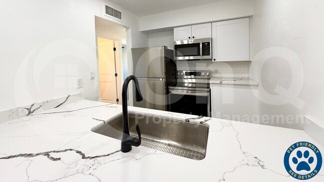 Foto del edificio - 2739 E Tamarisk Ave