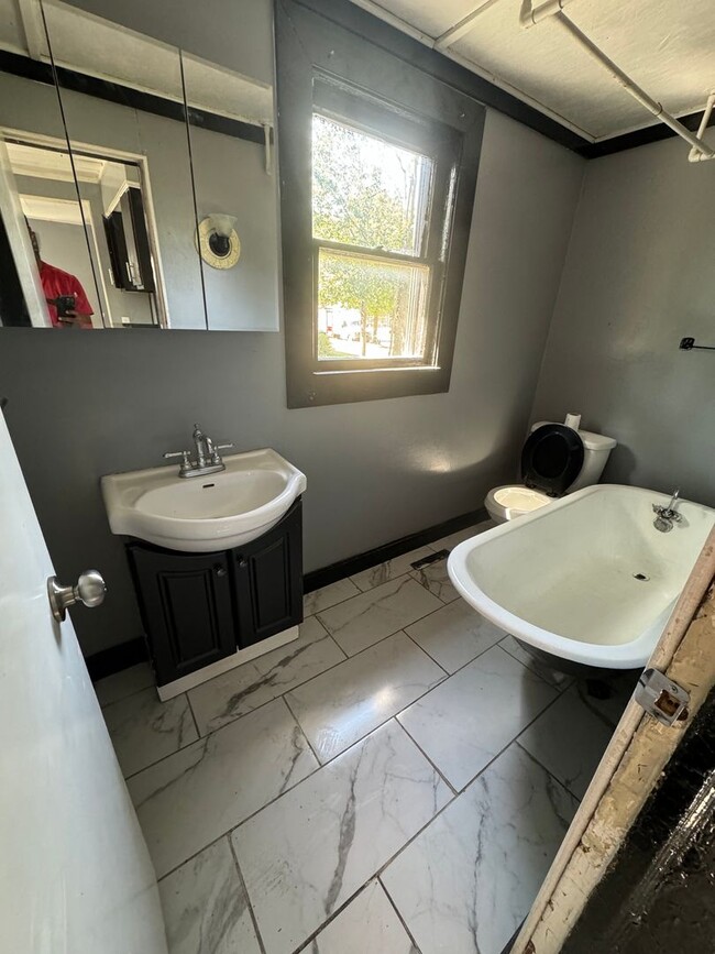 Building Photo - 4 Bedroom 1 Bathroom Just FULLY remodeled