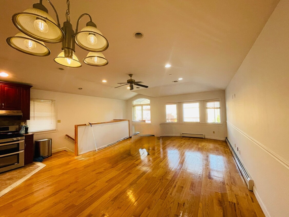 Photo - 36-36-3166 166th St (Queens, NY)
