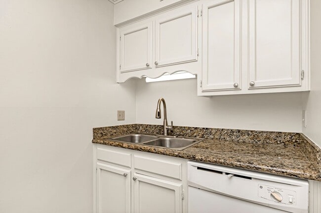 Foto del edificio - 1 Bedroom Downstairs Condo Community Pool
