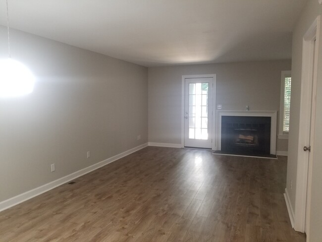 Foto del edificio - 2 bedroom Townhome in North Raleigh