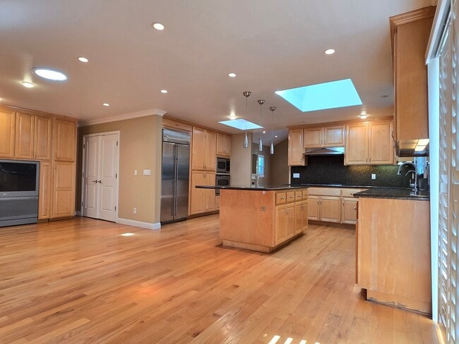 Foto del edificio - Spacious Home, Large Kitchen with Island, Stainless Steel Appliances, Wood Floors, Great Location!