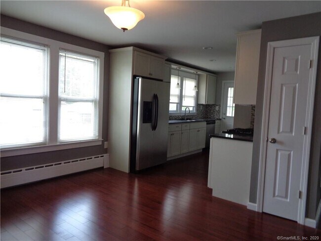 Foto del edificio - 15 Bradley Ave