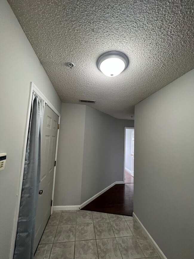 Foto del edificio - 3BR/2bath Top floor unit /Fresh Paint!/ Wo...