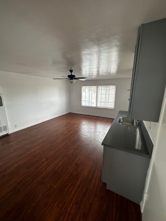 Sala de estar y cocina compartida - 10517 Burin Ave