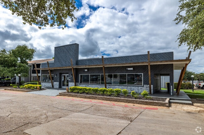 Building Photo - Silvermine