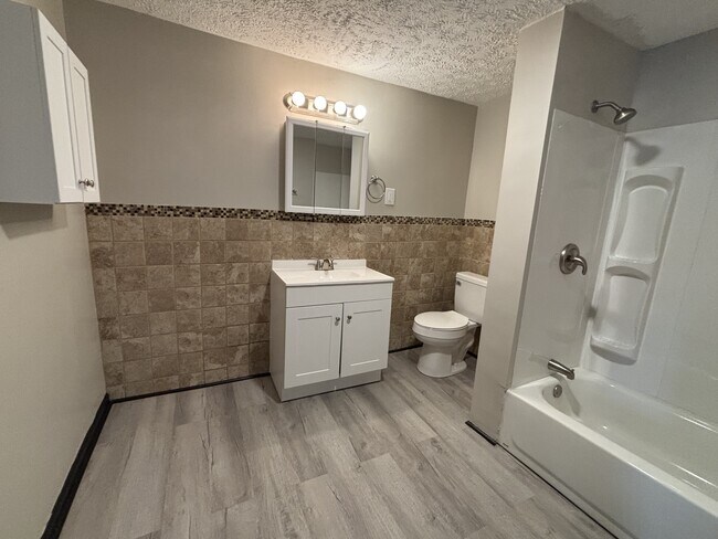 Foto del edificio - 1901 Maple Ave NE