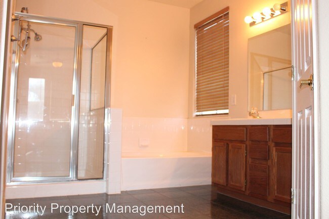 Foto del edificio - 5521 Rose Thicket St