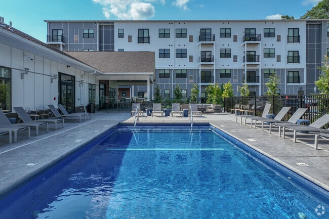 Piscina y solarium - The Foundmore