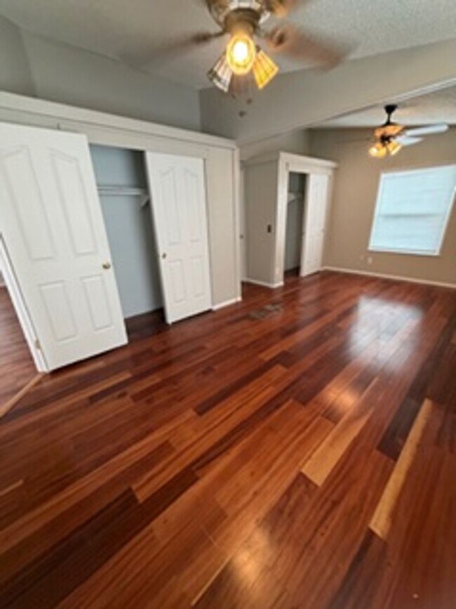 Foto del edificio - Spacious 3 bedroom 2 bathroom  Home Now Available