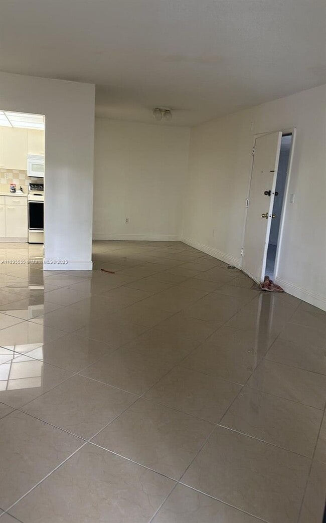 Building Photo - 10411 N Kendall Dr
