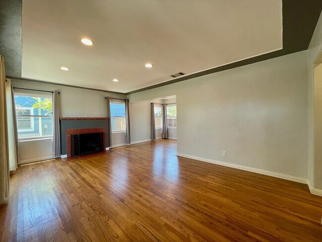 Building Photo - 3 Bedroom-2 Bathroom Single Story Home in ...