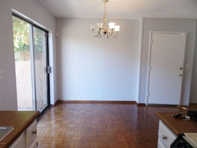 Building Photo - 2 BDRM TWNHSE AT POINTE TAPATIO