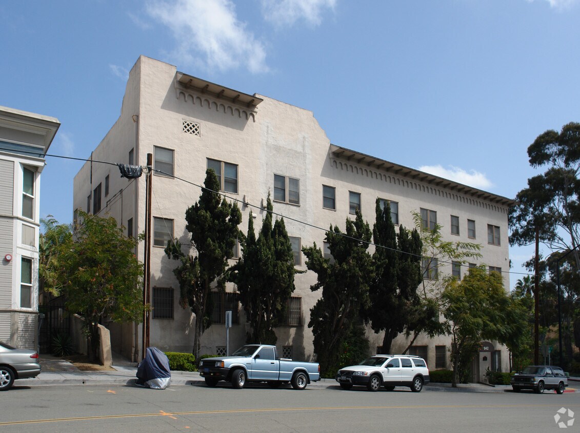 Building Photo - El Roberto Apartments