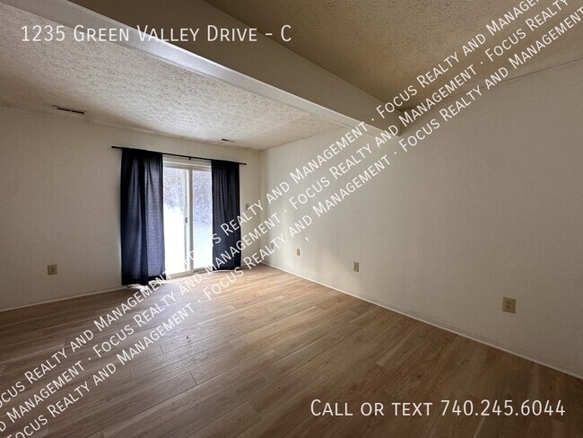 Foto del edificio - 1235 Green Valley Dr