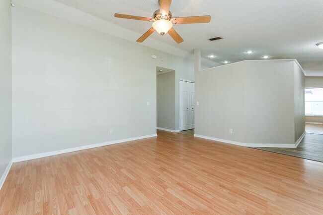 Foto del edificio - 8642 Wellington Loop