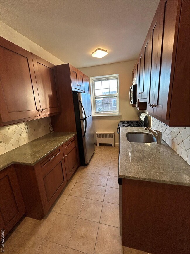 Foto del edificio - 220 Pelham Rd