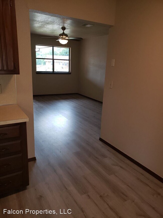 Building Photo - 3 br, 1.5 bath House - 329 Robbin Cir