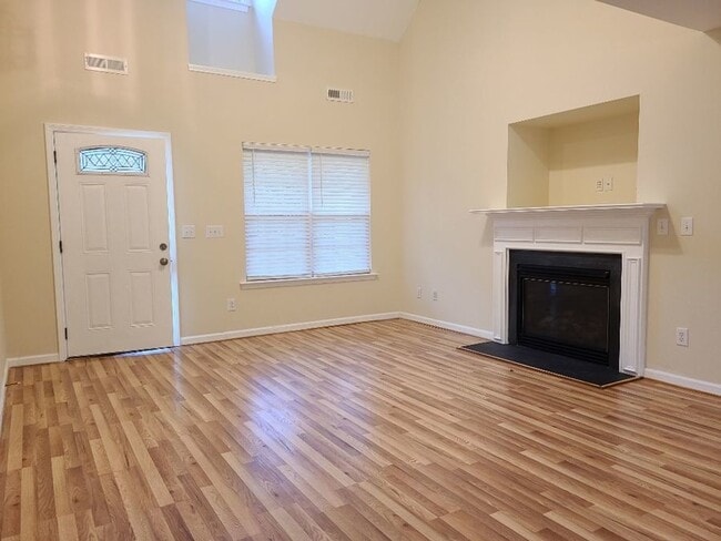 Building Photo - Four Bedroom House in Good Location