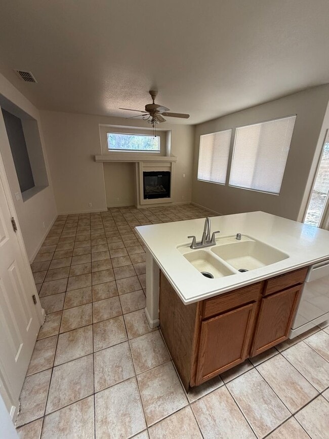 Building Photo - 4 bedroom 2 bath house for rent
