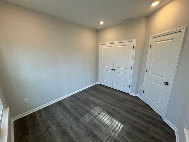 Foto del edificio - LIKE-NEW 4 Bed/4 Bath in N. Raleigh!