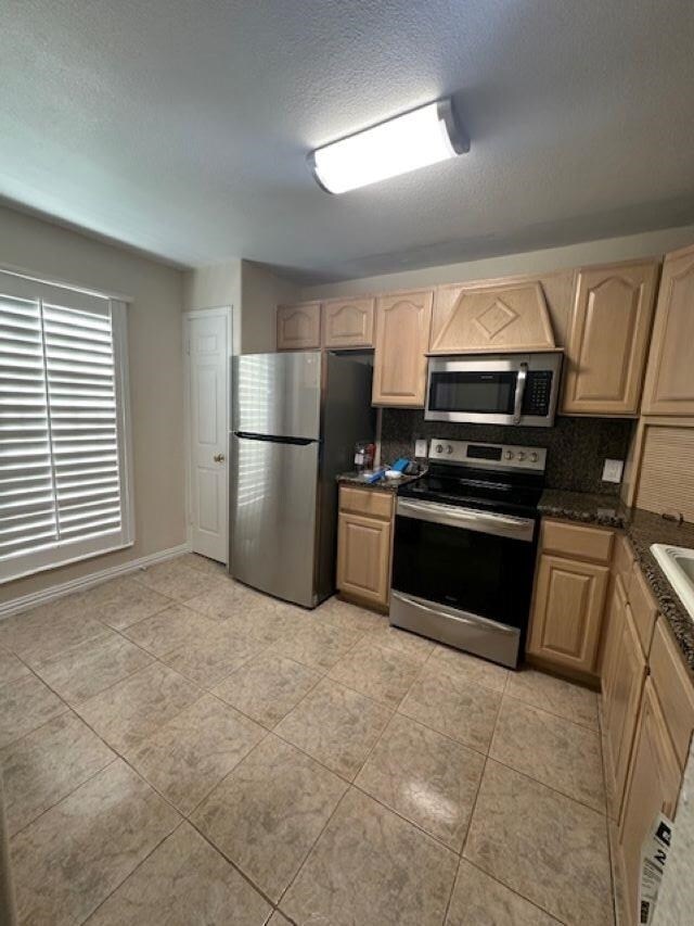 Foto del edificio - 210 E Del Mar Blvd