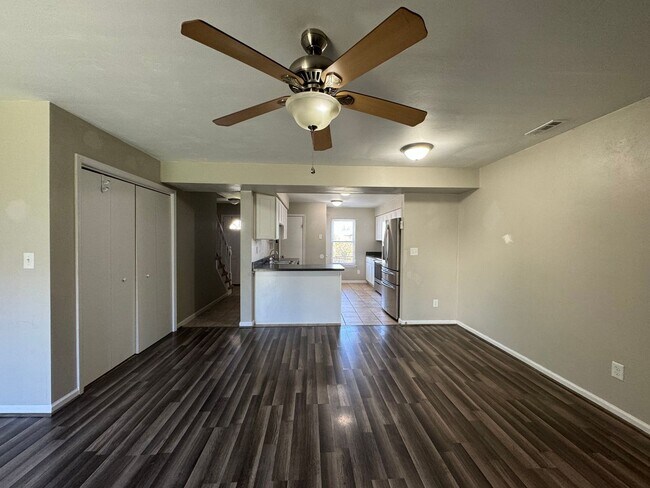 Foto del edificio - End-Unit Townhome in Amhurst "ASK ABOUT OUR ZERO DEPOSIT"