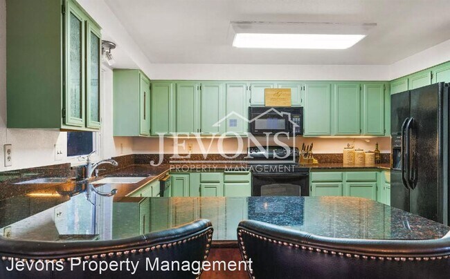 Building Photo - 3 br, 3 bath House - 4703 Surrey Ln