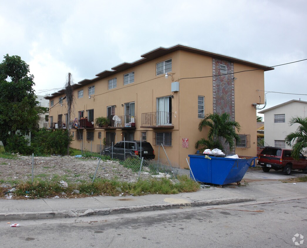 Building Photo - Apartamentos Segovia